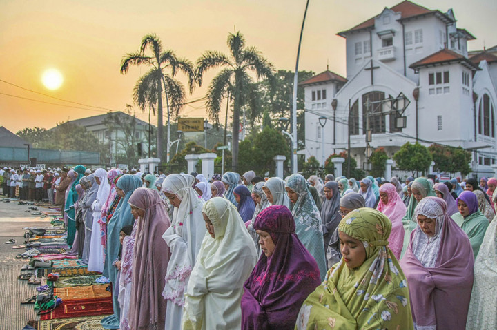 Salat id ini sudah di laksanakan sejak tahun 2005, uniknya salat ini dilakukan tepat di depan Gereja Koinonia, tempat ibadah bagi umat Kristen. Antar umat beragama tersebut juga saling mendukung satu sama lainnya, ini menunjukan tingginya toleransi antara umat beragama di wilayah tersebut.