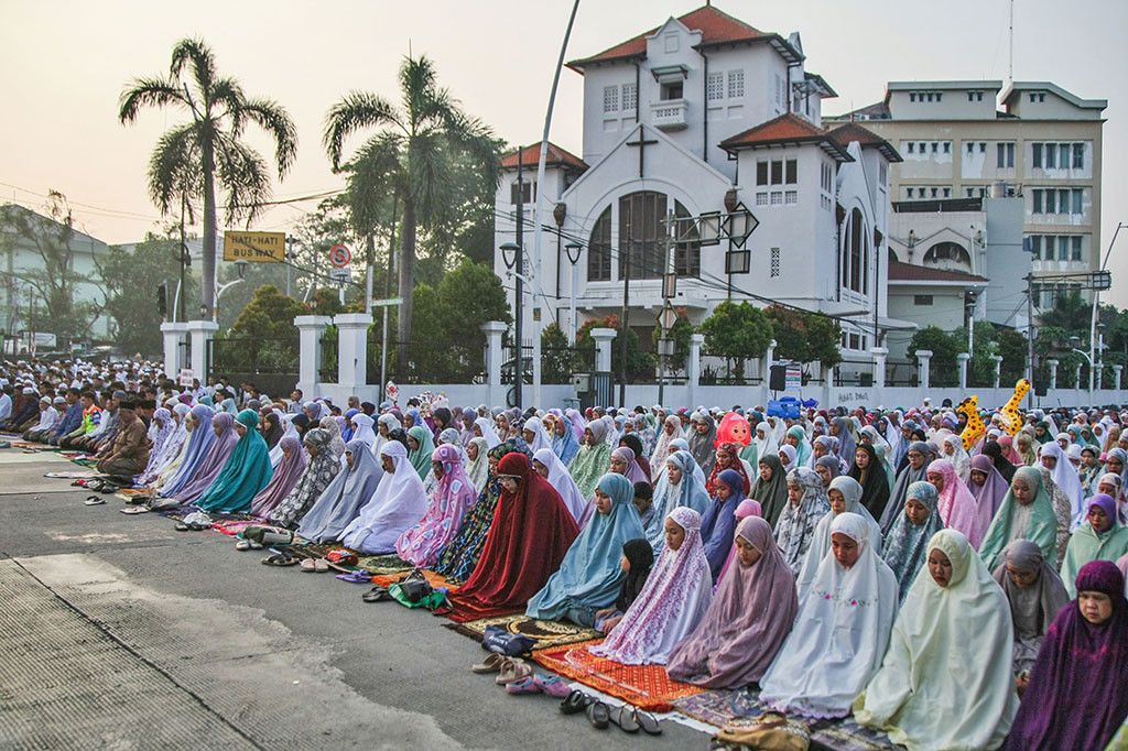 Sejak Senin, 17 Juni 2024 pagi tadi ribuan warga Matraman dan Jatinegara, Jakarta Timur, mendatangi jalan Matraman Raya hingga jalan Jatinegata untuk melaksanakan salat Iduladha 1445 Hijriah. Pelaksanaan salat yang digelar di badan jalan Matraman Raya ini sudah dilakukan setiap tahunnya, baik untuk salat Iduladha maupun salat Idulfitri.