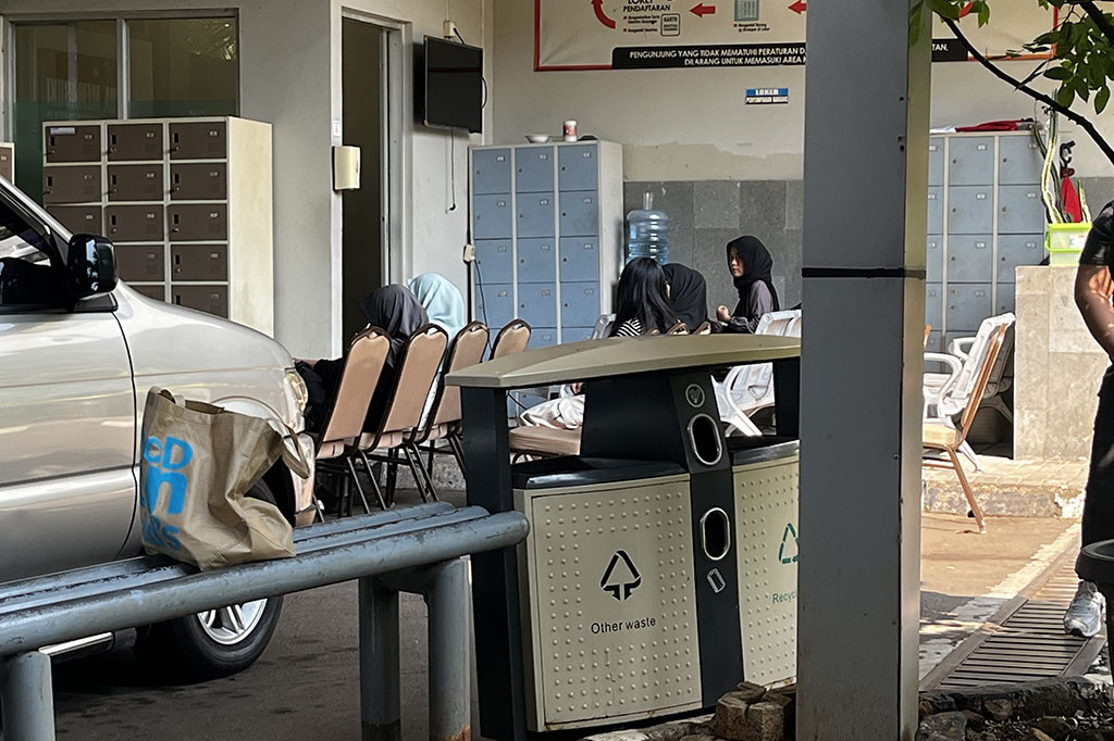 Pantauan Medcom.id, keluarga tahanan menjenguk secara bergiliran. Mereka menunggu di depan gerbang Rutan Gedung Merah Putih sebelum diizinkan bertemu dengan keluarganya.