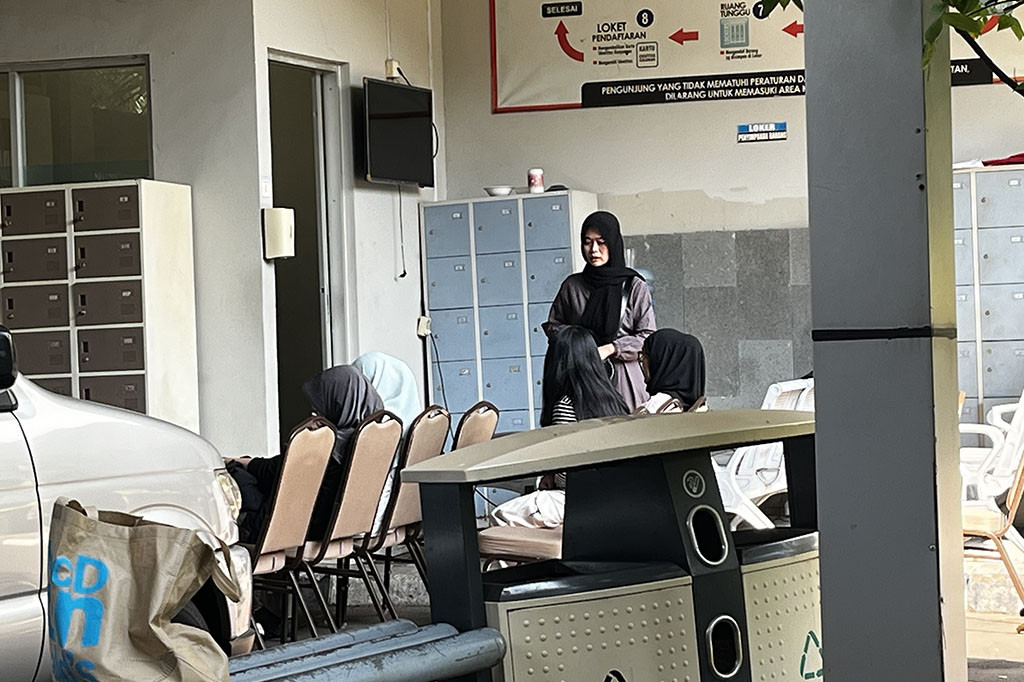 Jadwal kunjungan dimulai pukul 10.00 WIB. Sebelum menjenguk, mereka diizinkan memberikan makanan ke tahanan dengan memasukkannya ke dalam box.