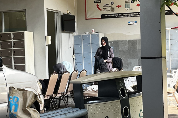 Jadwal kunjungan dimulai pukul 10.00 WIB. Sebelum menjenguk, mereka diizinkan memberikan makanan ke tahanan dengan memasukkannya ke dalam box.