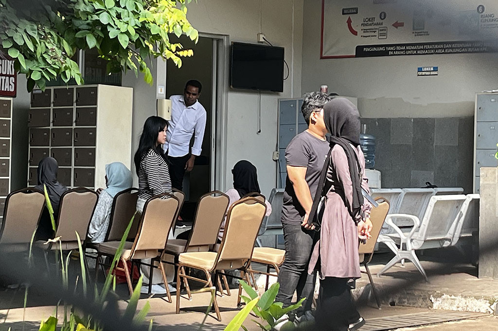 Komisi Pemberantasan Korupsi (KPK) mengizinkan keluarga tahanan menjenguk di momen iduladha. Sejumlah keluarga mulai berdatangan.