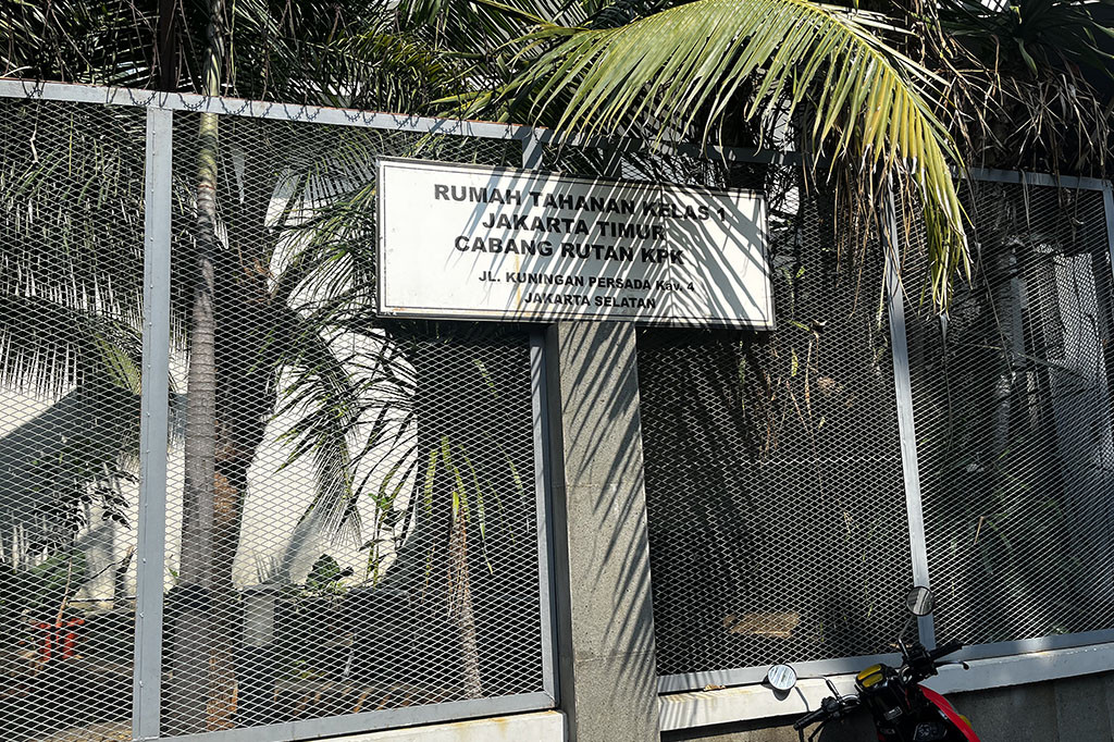 KPK memberlakukan pemeriksaan ketat kepada keluarga tahanan. Tujuannya untuk mencegah masuknya barang yang dilarang masuk ke dalam rutan.