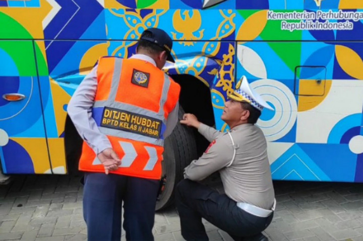 Satu persatu bus pariwisata yang tengah parkir dilokasi dinasti wisata diperiksa oleh para petugas.