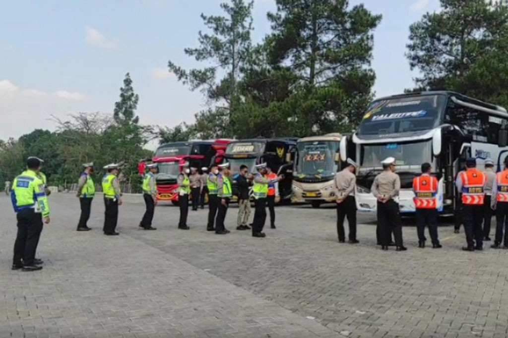 Direktorat Lalu Lintas (Ditlantas) Polda Jawa Barat melakukan kegiatan ramp check terhadap sejumlah bus pariwisata di destinasi wisata yang berada di kawasan Jatinangor, Sumedang, Jawa Barat, Senin, 17 Juni 2024. Ramp check dilakukan sebagai langkah untuk mengantisipasi kecelakaan bus pariwisata.