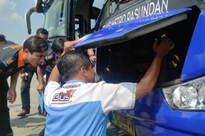 Pemeriksaan yang dilakukan mulai dari kelengkapan dokumen bis, Seperti kir, STNK hingga SIM para sopir bus pariwisata apakah masih berlaku atau sesuai dengan kendaraan yang dipakainya.