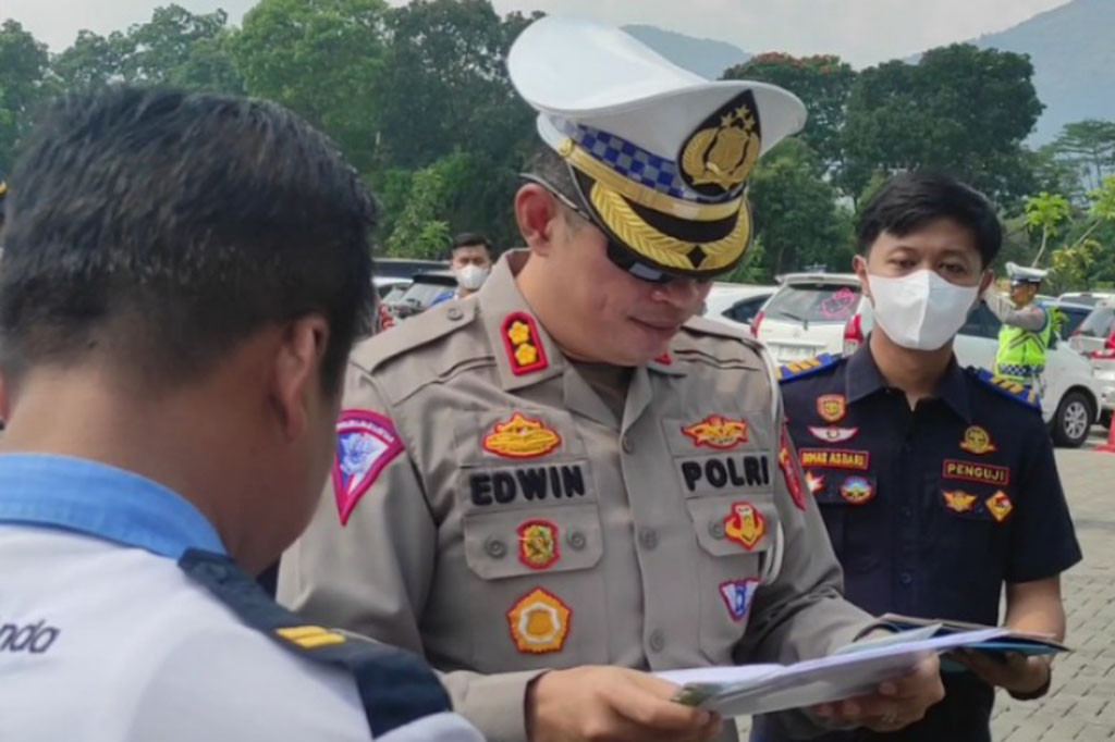 Bertempat di sebuah destinasi yang berada di kawasan Jatinangor, Sumedang, Jawa Barat. Ditlantas Polda Jabar bersama balai pengelola transportasi darat melakukan pemeriksaan kelaikan bus pariwisata.