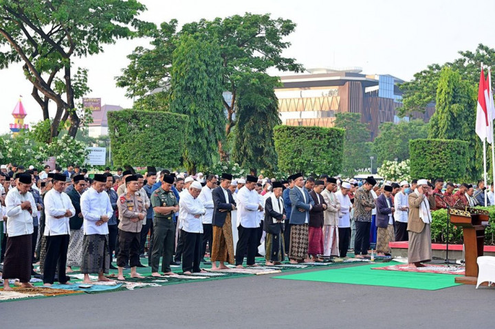 Presiden Joko Widodo beserta Ibu Negara Iriana Joko Widodo melaksanakan salat Iduladha di Lapangan Simpang Lima, Kota Semarang, Provinsi Jawa Tengah pada Senin, 10 Zulhijah 1445 Hijriah, bertepatan dengan 17 Juni 2024.