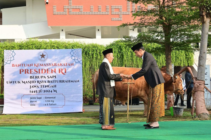 Selepas salat Iduladha, Presiden Jokowi menyerahkan hewan kurban kepada panitia kurban Masjid Baiturrahman, Kota Semarang. 