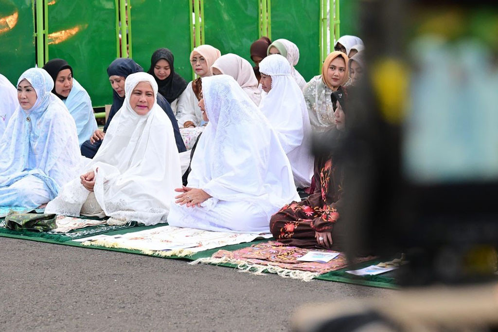 Tepat pukul 06.25 WIB, salat Iduladha dilakukan dengan dipimpin oleh imam K.H. Zaenuri Ahmad Al Hafiz, Pengasuh Pondok Pesantren Nurul Qur’ani Semarang.