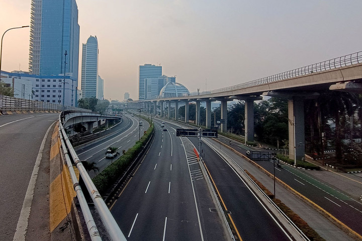 Suasana lalu lintas yang lengang terlihat di sejumlah ruas jalan di  Kota Jakarta saat hari raya Iduladha 1445 H, Senin, 17 Juni 2024. 