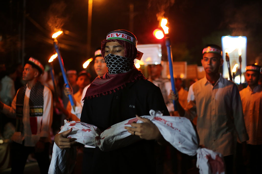 Malam takbiran Iduladha 1445 Hijriah di Kota Banda Aceh dimeriahkan dengan pawai obor keliling, selain itu juga diikuti dengan 25 grup mobil hias dan pejalan kaki. 