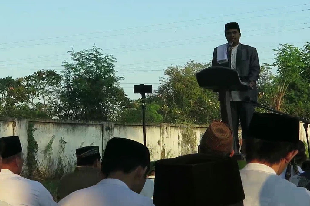 Salat id diselenggarakan di Masjid Nurul Azhar, yang berdekatan dengan tanggul penahan lumpur. Salat Iduladha ini diikuti warga eks korban lumpur Lapindo, yang saat ini tinggal berpisah di sejumlah wilayah. Namun meskipun mayoritas sudah tinggal di luar Kecamatan Porong, mereka masih banyak yang datang mengikuti salat Iduladha.