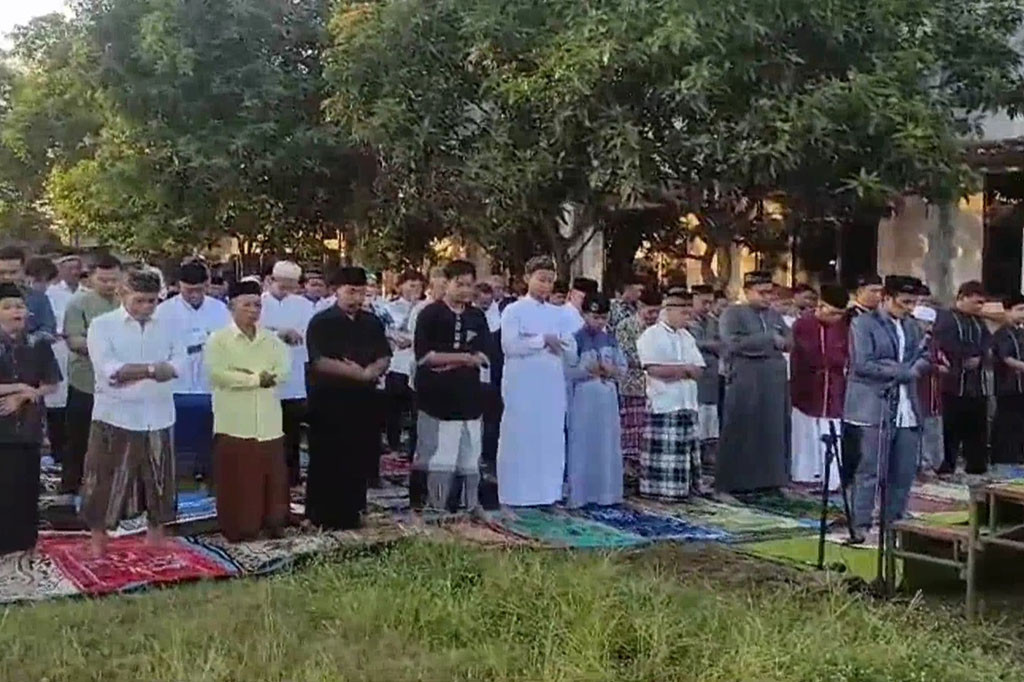 Warga eks korban lumpur Lapindo menggelar salat Iduladha 1445 Hijriah, di Kelurahan Siring Kecamatan Porong Kabupaten Sidoarjo, Senin, 17 Juni 2024.