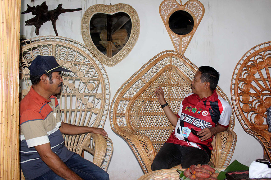 Selama dua tahun ini, lanjutnya, perajin merasakan tuah rotan menghasilkan cuan. Hasilnya untuk membuka lapangan kerja dan menyekolahkan anak.