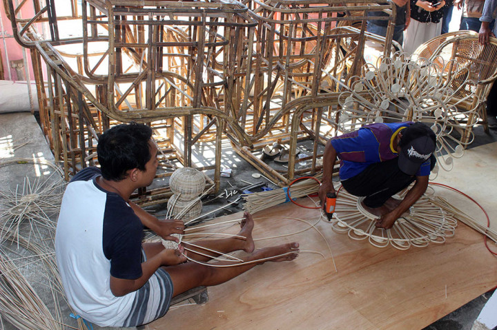 Keranjang multifungsi ramah lingkungan buatan UMKM di Kelurahan Tasikmadu, Kecamatan Lowokwaru, Kota Malang, Jawa Timur, lebih populer di Denpasar, Bali ketimbang lokal Malang. Keranjang itu berbahan rotan, mendong, gedebok atau kelesek dan eceng gondok. Bahkan, perajin mengerjakan permintaan konsumen dari Eropa berupa kursi atau singgasana raja model kerajaan Turki, Italia dan Belanda.