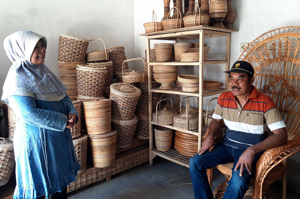 Yang pasti, ia meraup keuntungan bisa mencapai Rp10 juta per bulan. Sekali kirim barang senilai Rp40 juta. Pengiriman dua kali per pekan.