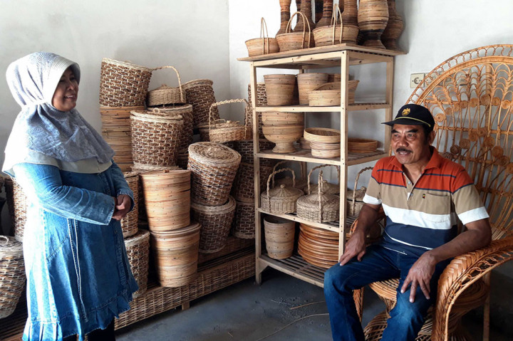 Yang pasti, ia meraup keuntungan bisa mencapai Rp10 juta per bulan. Sekali kirim barang senilai Rp40 juta. Pengiriman dua kali per pekan.