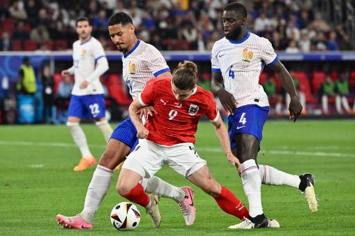 Austria bermain dengan pressing tinggi dan menyulitkan Prancis di 30 menit pertama. Marcel Sabitzer dan kawan-kawan melakukan pressing sampai garis kotak penalti Prancis yang membuat Les Bleus kesulitan melakukan build-up.