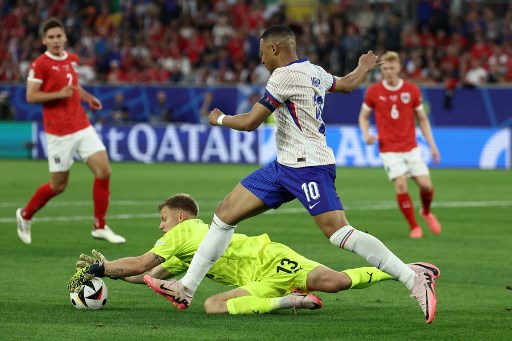 Peluang didapat saat Kylian Mbappe terbebas dari sisi kanan Austria dan menembak bola dari sisi dekat, namun sayangnya bola masih dapat dihalau kiper Austria Patrick Pentz.