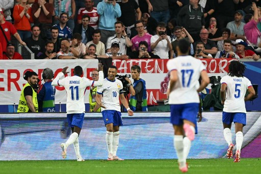 Prancis akhirnya membuka keunggulan. Dimulai aksi Mbappe yang mengelabui Mwene dari sisi kiri pertahanan Austria, bintang Les Bleus itu melepaskan umpan tarik yang membuat Maximilian Wober melakukan kesalahan karena menanduk bola ke gawangnya sendiri. Prancis unggul satu gol dan bertahan hingga turun minum.