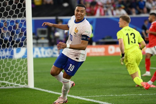 Prancis hampir menambah keunggulan pada menit ke-55. Mbappe memenangi sprint dengan bek Austria yang membuatnya satu lawan satu dengan Pentz. Ia tanpa gangguan untuk melepaskan tendangan. Namun, sayangnya tendangan striker 25 tahun itu masih melebar tipis.