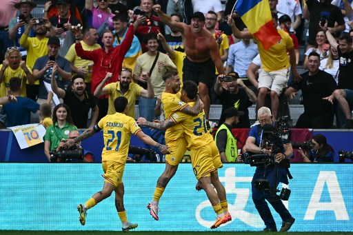 Rumania mencetak gol ketiga pada menit ke-56. Aksi individu Dennis Man di kotak penalti dituntaskan dengan tendangan dari sisi kanan. Bola menerobos kaki Artem Dovbyk sebelum disontek Denis Dragus dari jarak dekat. Rumania 3-0 Ukraina. 