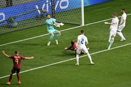 Belgia langsung mendapatkan peluang saat laga baru berjalan tiga menit lewat Romelu Lukaku yang menyambut umpan terobosan Kevin De Bruyne. Tinggal berhadapan satu lawan satu, sepakan Lukaku masih digagalkan Martin Dubravka. Dua menit kemudian Lukaku mendapatkan peluang emas, tapi sontekannya kembali digagalkan Dubravka.