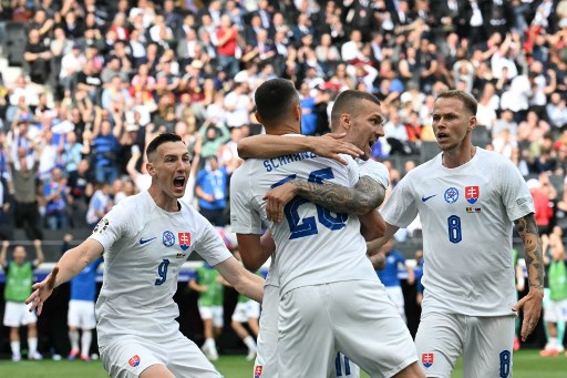 Slowakia justru mencetak gol pada menit ke-7 lewat serangan pertamanya. Diawali sepakan Juraj Kucka yang ditepis Koen Casteels, bola rebound disambar Ivan Schranz untuk membawa timnya unggul 1-0.