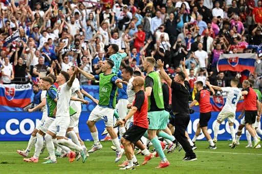 Kejutan terjadi di Grup E saat Slowakia mengalahkan Belgia 1-0 dalam pertandingan Grup E Piala Eropa 2024 di Deutsche Bank Park, Frankfurt, Selasa, 18 Juni 2024 dini hari WIB. Gol tunggal dalam pertandingan ini dicetak oleh Ivan Schranz pada awal babak pertama.