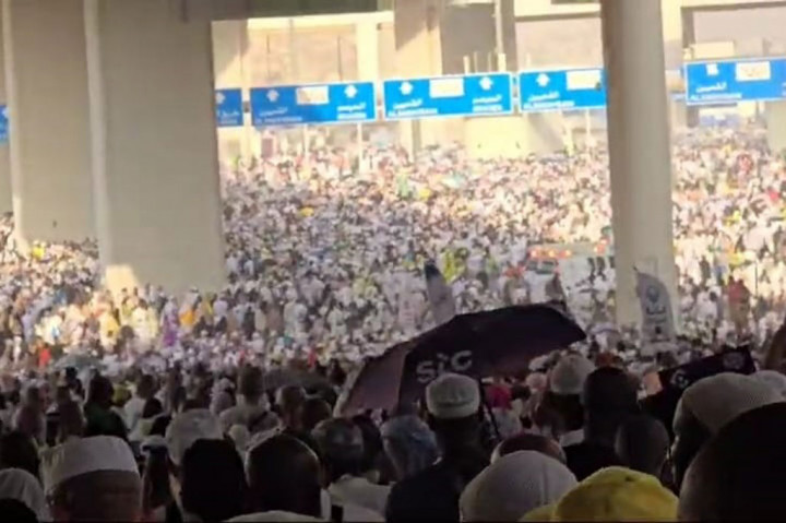Sementara itu, untuk menghindari cuaca panas ekstrem yang tengah melanda Arab Saudi, ribuan jemaah haji memadati area jamarat dari sore hingga malam hari, Senin, 17 Juni kemarin.