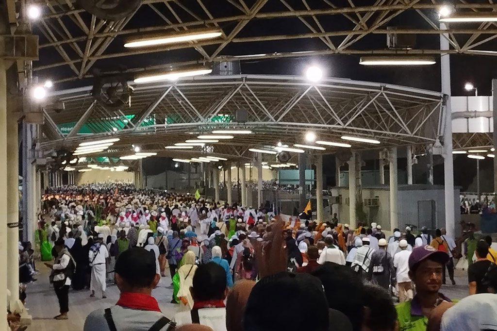 Akibat cuaca panas ekstrem yang mencapai 45-46 derajat celcius, Kementerian Haji dan Umrah Arah Saudi melarang jemaah haji dari seluruh dunia untuk melempar jumrah pada pukul 11.00-16.00 waktu setempat.
