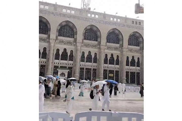 Hujan turun sekitar pukul 16.00 WAS. Jemaah yang tengah berada di sekitar Masjidil Haram terlihat menggunakan payung untuk berlindung dari hujan. Tak sedikit mereka yang langsung melangitkan doa dan bersyukur.