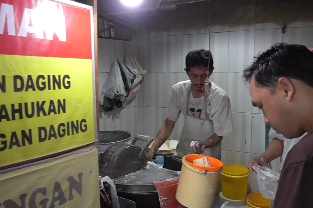 Seperti terlihat di sejumlah jasa penggilingan daging di Pasar Taman Kecamatan Taman Kabupaten Sidoarjo. Warga terlihat antre sejak pagi hari untuk menggiling daging yang mereka dapatkan di hari raya Iduladha.