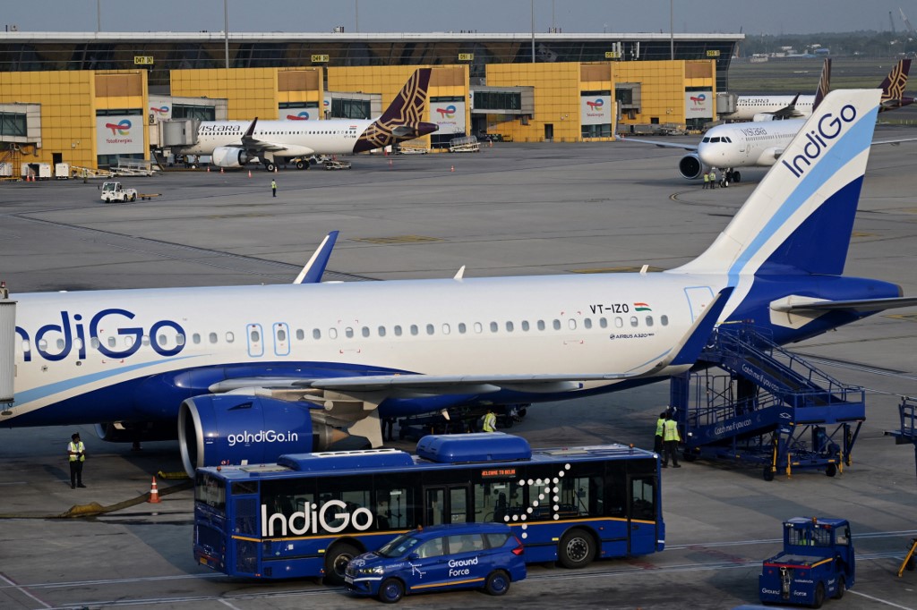Bandara Internasional Indira Gandhi (IGI) di ibu kota New Delhi dimiliki dan dijalankan oleh Bandara GMR yang memiliki tiga terminal untuk penerbangan komersial dan kargo. 