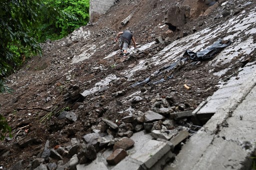 Pemandangan rumah yang runtuh akibat tanah longsor di Tacuba, El Salvador, yang diambil pada Senin, 17 Juni 2024.