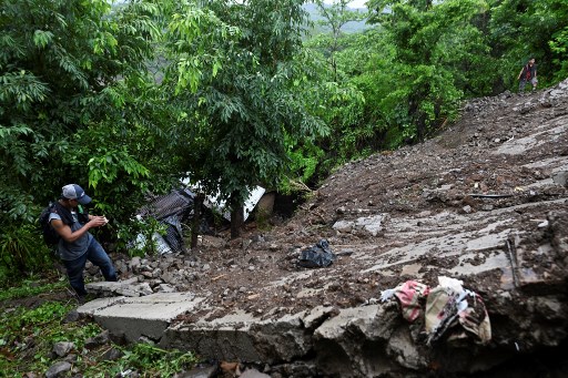 Sedikitnya 13 orang tewas akibat banjir dan tanah longsor yang dipicu hujan lebat di El Salvador dan Guatemala. Ribuan orang terkena dampak bencana alam tersebut.
