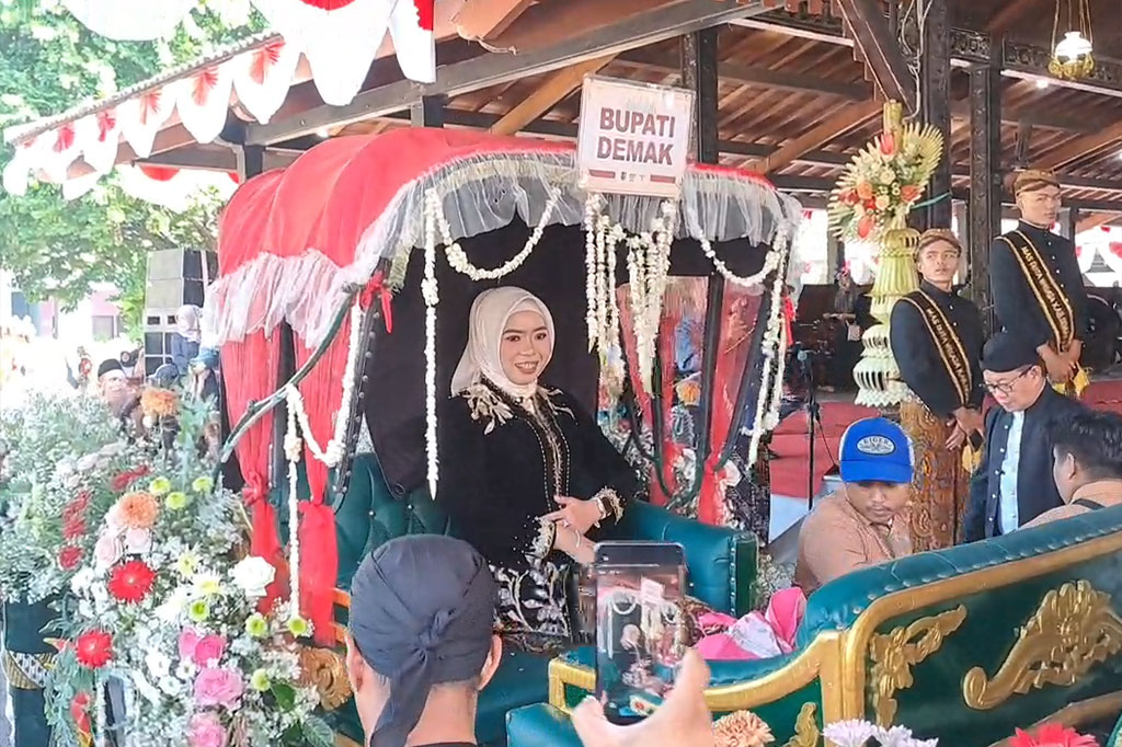 Bupati Demak Eistianah, menyampaikan bahwa untuk pertama kalinya Pemerintah Daerah Kabupaten Demak terlibat langsung dalam tradisi jamas pusaka. Bahkan, dua kubu ahli waris yang selama ini berkonflik akhirnya dapat bersama dalam tradisi sakral tersebut.