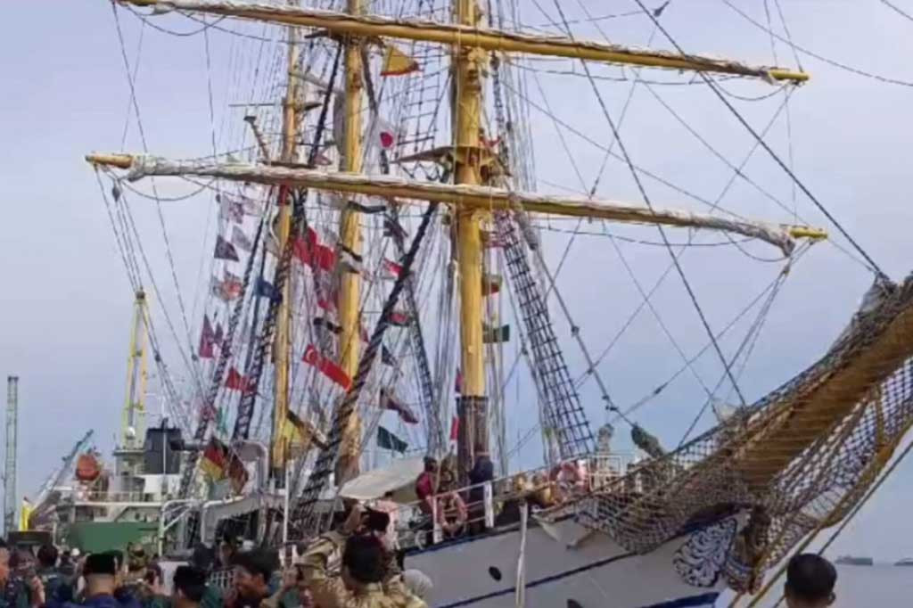 KRI Dewaruci melaksanakan pelayaran muhibah ke tujuh kota di Nusantara. Kapal legendaris ini berlabuh di Kota Dumai, Riau untuk lawatan misi kebudayaan.