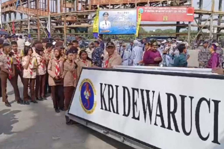 KRI Dewaruci bersandar di Dermaga C Pelabuhan Pelindo, Kota Dumai. Sebelumnya kapal latih TNI Angkatan Laut ini berlayar dari Jakarta dan Belitung. Kedatangan KRI Dewaruci disambut antusias masyarakat Dumai.
