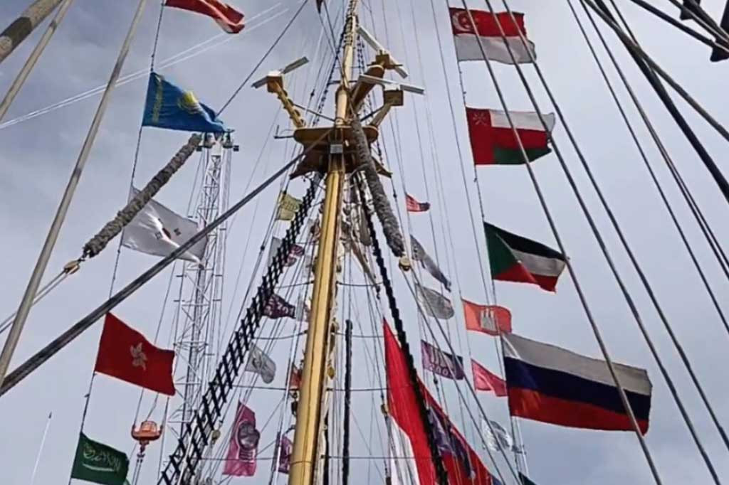 Ratusan pelajar dan mahasiswa mendapat kesempatan menyaksikan kapal dari dekat. Kru KRI Dewaruci juga memberikan informasi seputar sejarah kapal buatan Jerman tahun 1953 ini. Total 29 taruna Angkatan Laut mengikuti pelayaran budaya selama satu bulan.