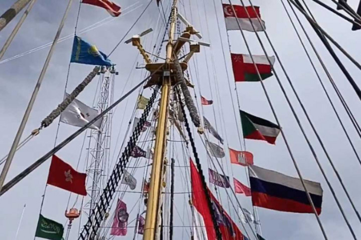 Ratusan pelajar dan mahasiswa mendapat kesempatan menyaksikan kapal dari dekat. Kru KRI Dewaruci juga memberikan informasi seputar sejarah kapal buatan Jerman tahun 1953 ini. Total 29 taruna Angkatan Laut mengikuti pelayaran budaya selama satu bulan.