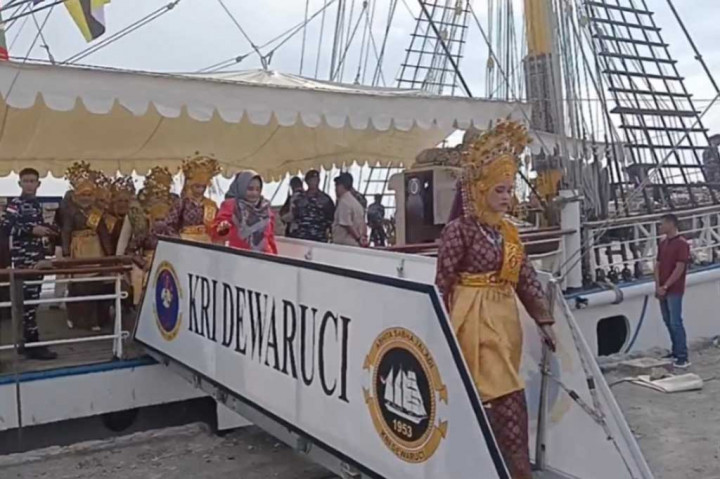 KRI Dewa Ruci dijadwalkan bersandar di Kota Dumai tiga hari. Selanjutnya akan berlayar ke Kota Sabang, Malaka, Tanjung Uban dan Kota Lampung. 