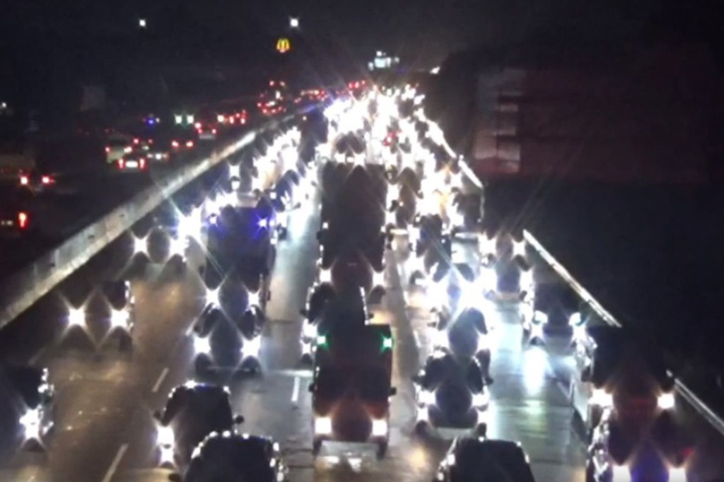 Volume kendaraan di ruas Tol Jakarta-Cikampek, Kabupaten Karawang, Jawa Barat mengalami peningkatan pada arus balik libur hari raya Iduladha. Akibat peningkatan volume kendaraan tersebut, lalu lintas terpantau padat merayap.