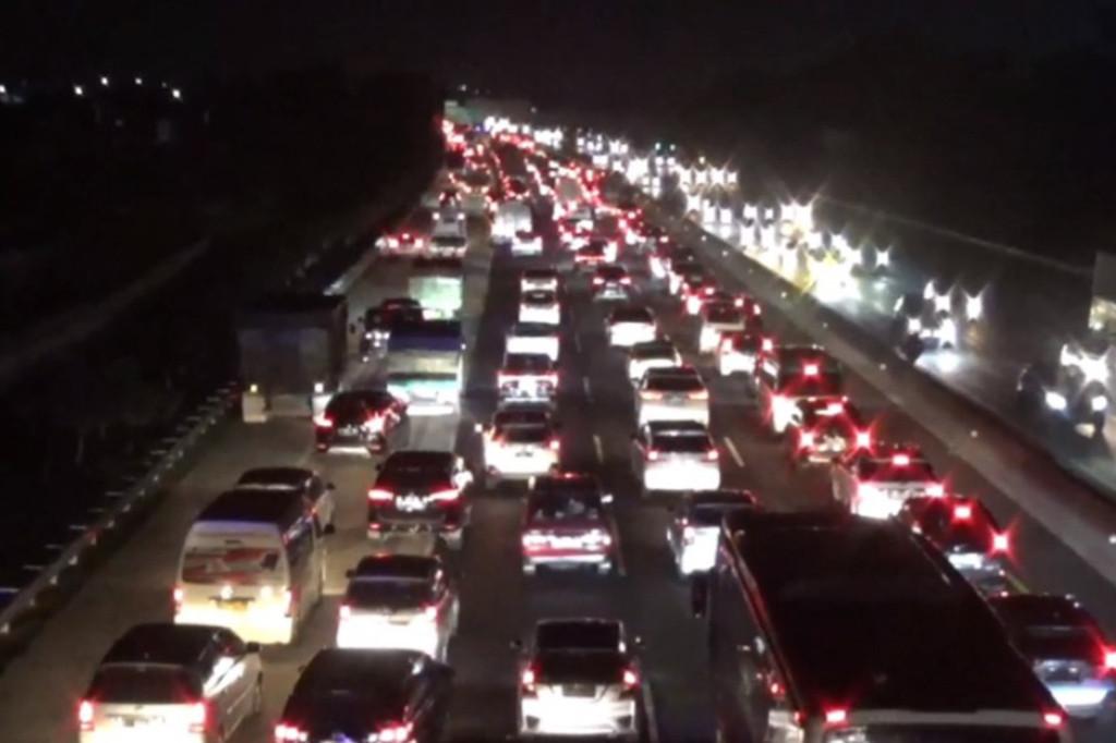 Volume kendaraan di ruas Tol Jakarta-Cikampek arah Jakarta mengalami peningkatan, pada arus balik libur panjang hari raya Iduladha Selasa, 18 Juni 2024 malam.