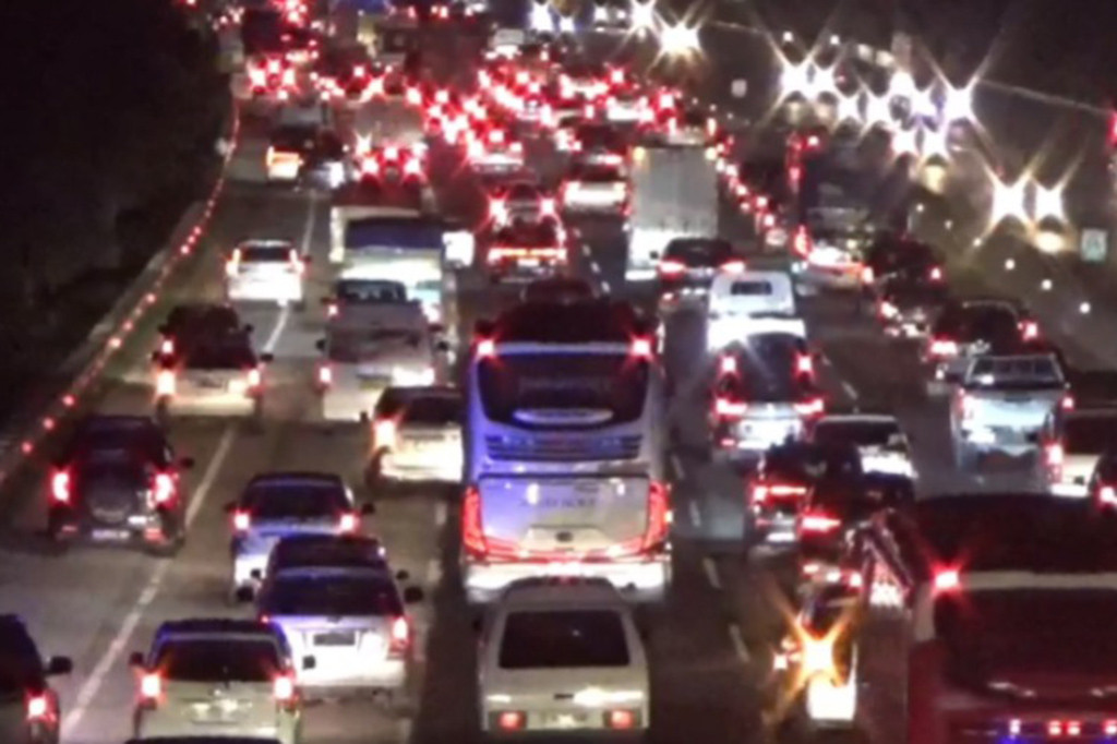 Terlihat ribuan kendaraan yang didominasi kendaraan pribadi tersebut hanya dapat melaju dengan kecepatan rendah, yakni kurang lebih sepuluh sampai dua puluh kilomerer per jam.