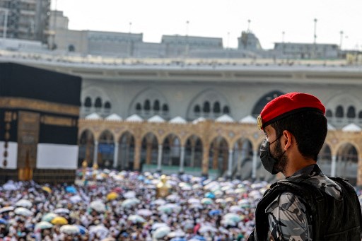 Payung digunakan untuk mengindari para jemaah haji dari paparan sinar matahari yang menyengat. Seperti diketahui, Arab Saudi saat musim haji kali ini tengah mengalami cuaca panas ekstrem. Suhu rata-rata bisa mencapai sekitar 46 derajat celcius.