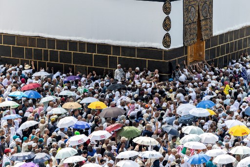 Untuk mengantisipasi dehidrasi, jemaah juga bisa memanfaatkan sumber air minum yang berada di setiap sudut Masjidil Haram.