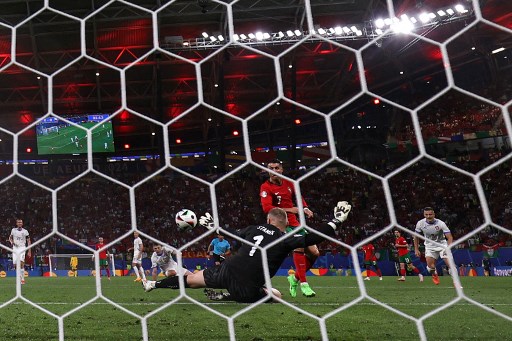 Portugal mendominasi jalannya pertandingan, namun disiplinnya lini pertahanan Republik Ceko membuat laga menjadi sengit. Portugal punya beberapa peluang untuk menjebol gawang tim lawan, namun tidak ada satu pun yang berbuah gol. Hingga turun minum skor imbang tanpa gol tetap bertahan.