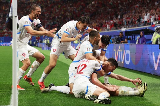 Memasuki babak kedua Portugal tetap menunjukkan dominasinya atas Ceko. Namun secara mengejutkan Ceko mampu mencuri keunggulan terlebih dahulu melalui tendangan terukur Lukas Provod yang mengoyak jala gawang Portugal sehingga skor berubah menjadi 1-0 pada menit 62.